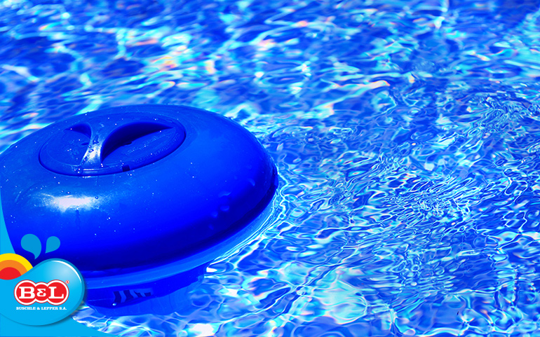 Por que é importante usar o flutuador na manutenção da piscina