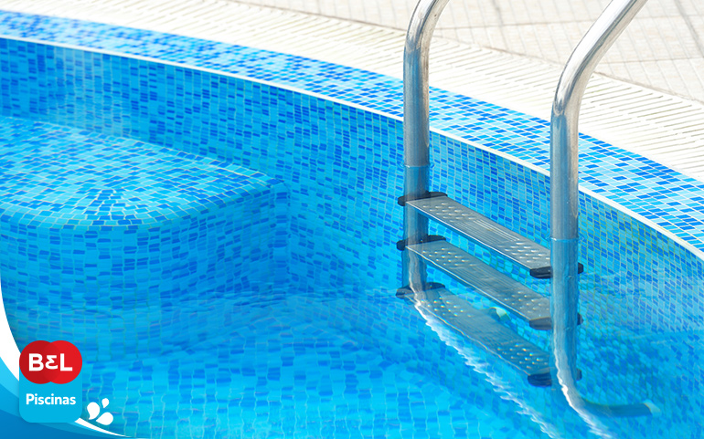 Saiba como escolher a melhor escada para piscina