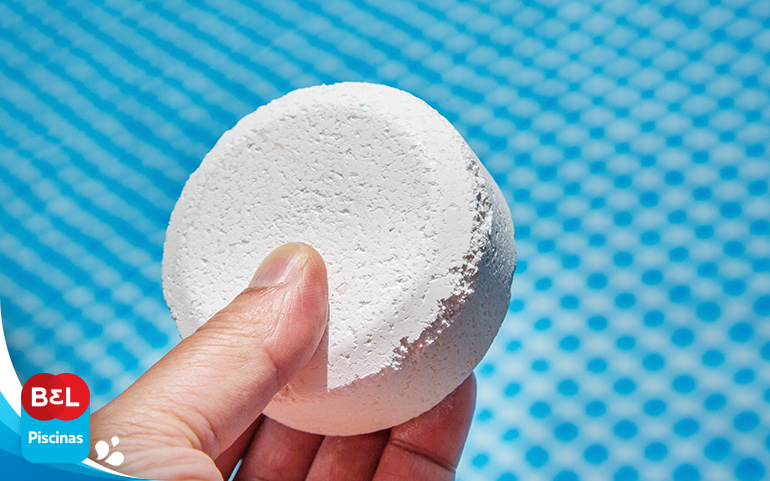 3 dicas para evitar as manchas de cloro na piscina
