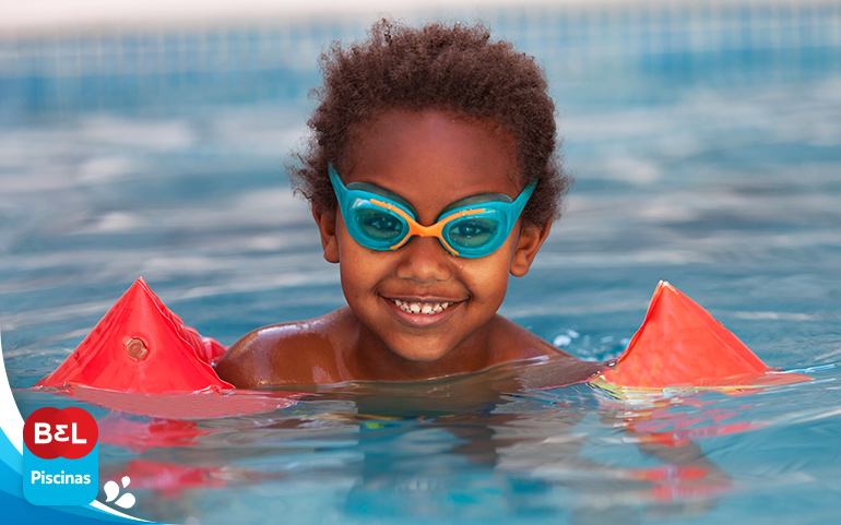Confira quais são os cuidados necessários com crianças na piscina