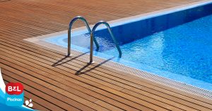 deck de madeira na piscina