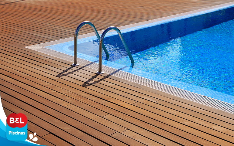 deck de madeira na piscina