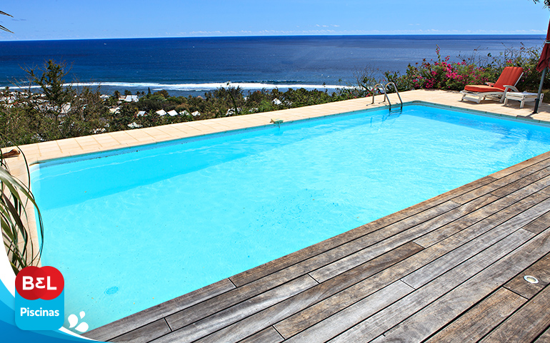 4 cuidados essenciais para quem tem piscina na casa de praia
