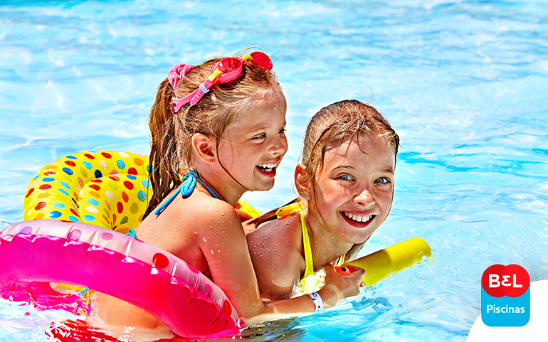 Confira 4 ideias de brincadeiras para curtir a piscina com as crianças nas férias