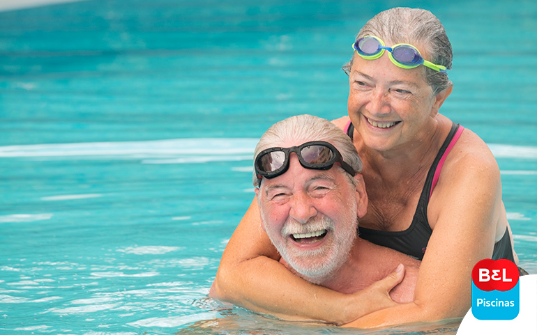 Saiba como garantir a segurança de idosos na piscina